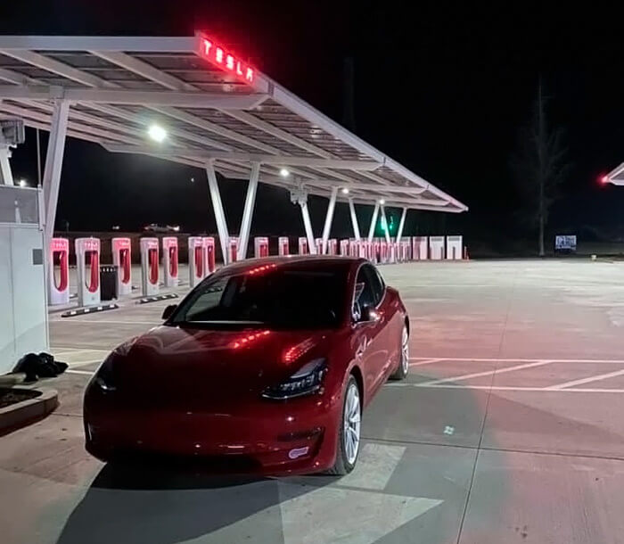 Крупнейшая зарядная станция Tesla на 56 пунктов открылась в Калифорнии
