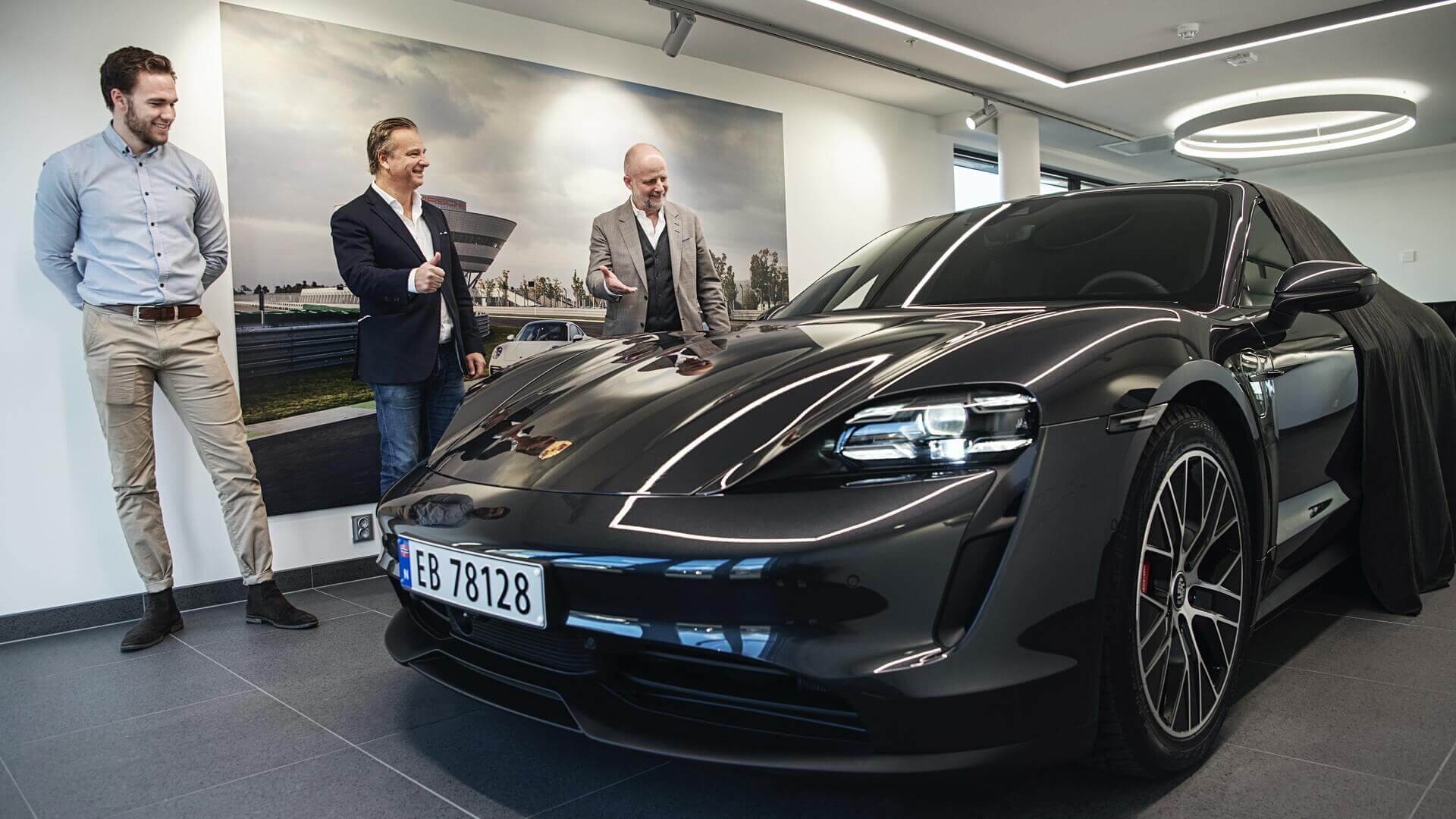 1000-й электромобиль Porsche Taycan получил покупатель в Норвегии 
