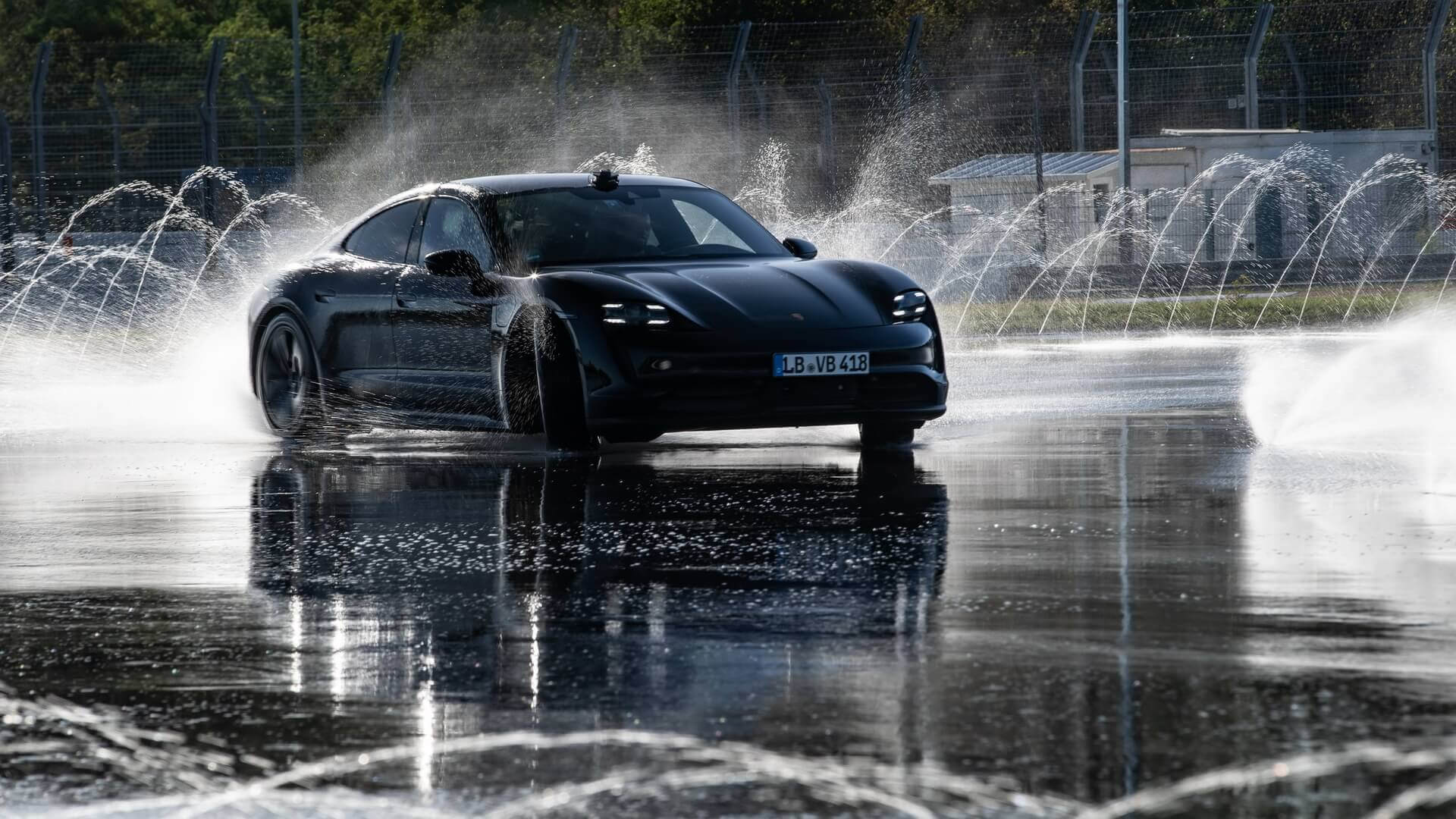 Porsche Taycan установил рекорд Гиннеса по дрифту на электромобиле