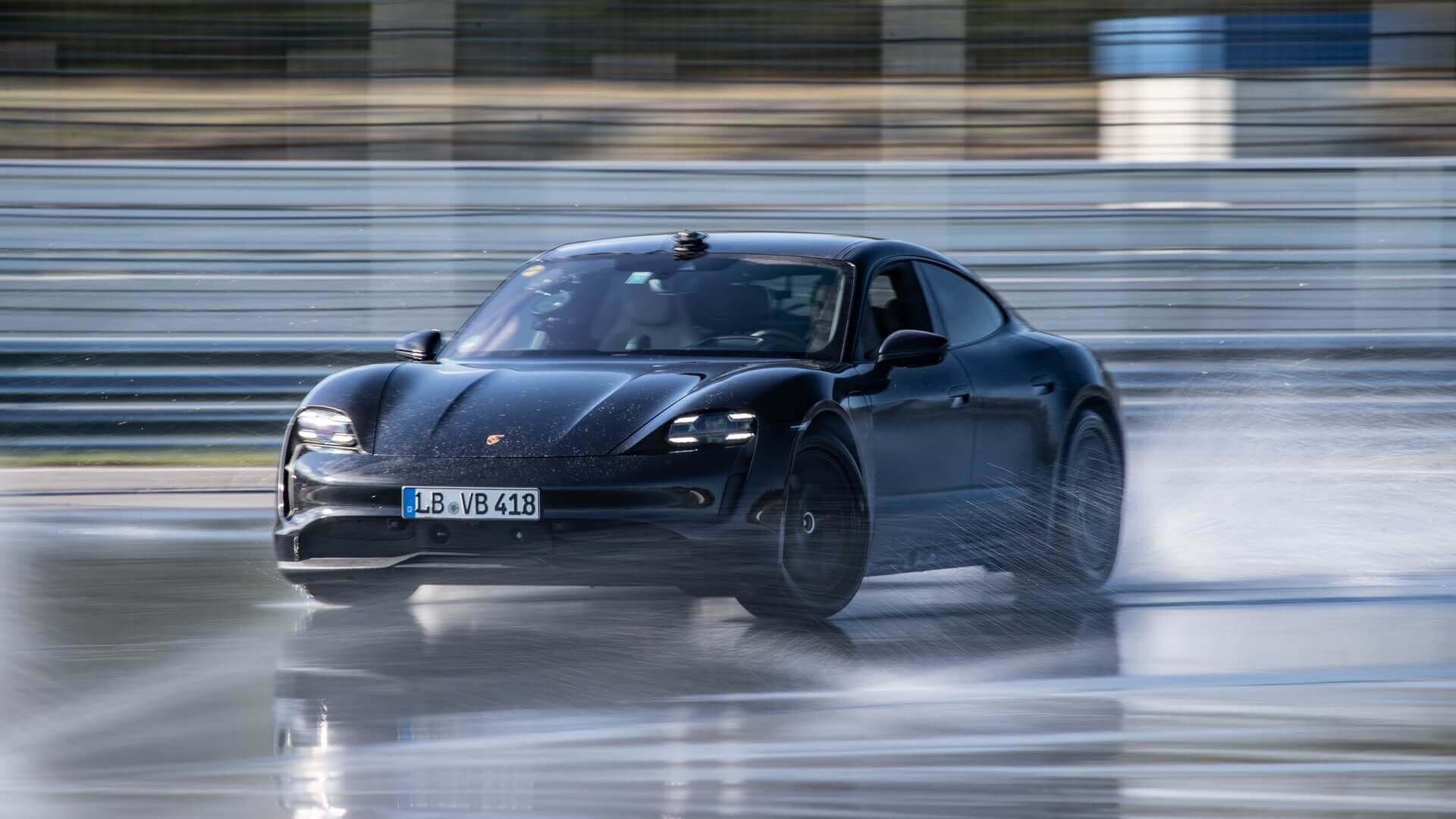 Porsche Taycan установил рекорд Гиннеса по самому продолжительному дрифту на электромобиле