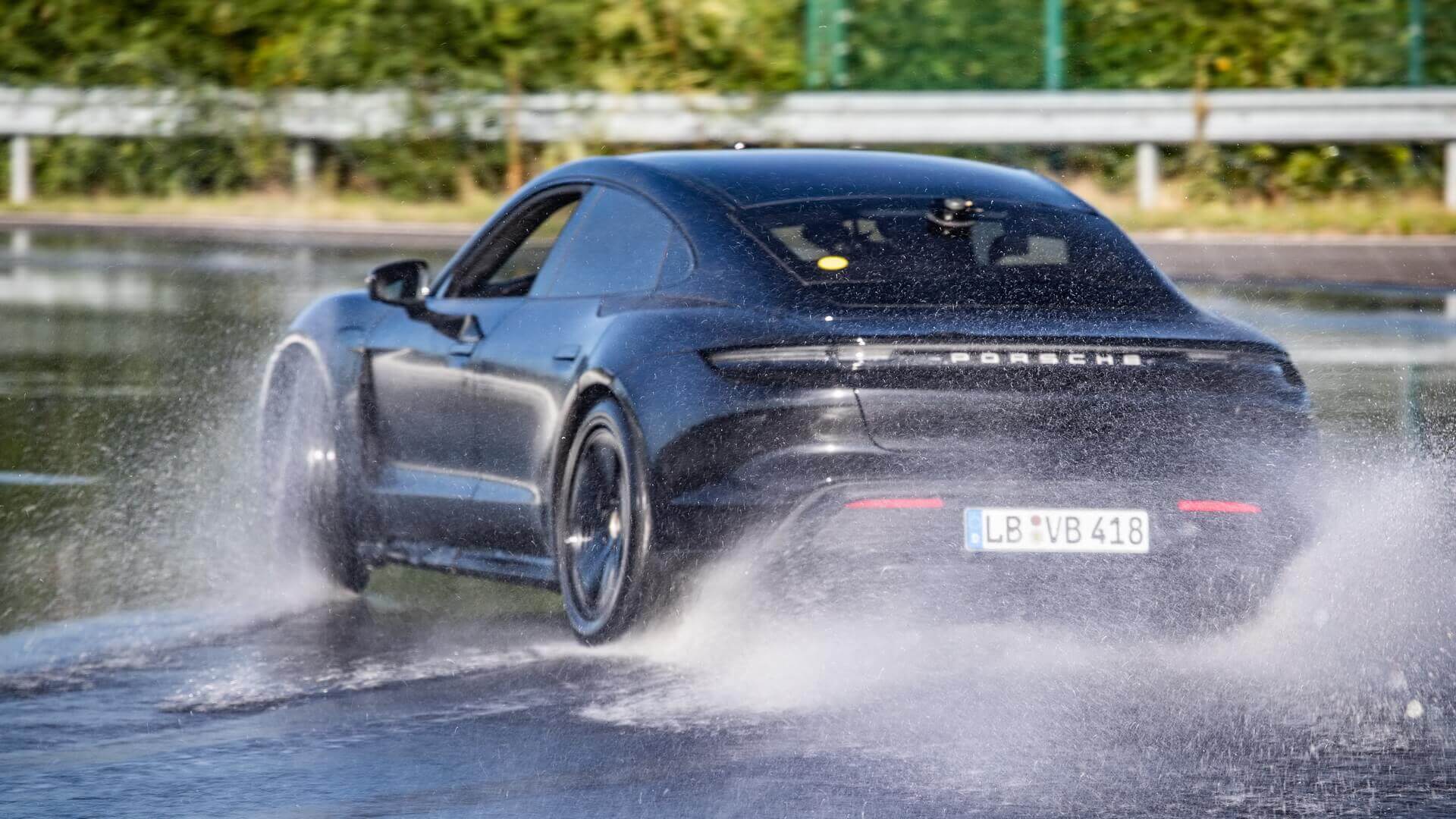 Электромобиль Porsche Taycan поставил новый мировой рекорд 