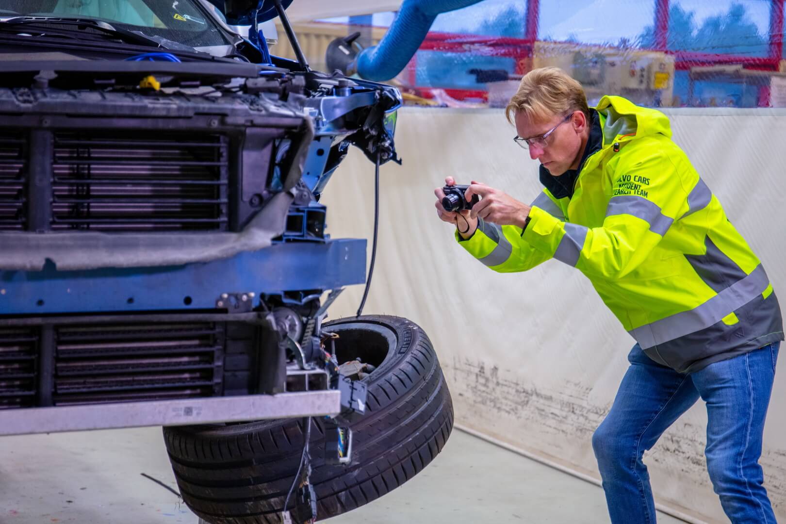 Эксперты команды Volvo Cars исследуют и подробно документируют каждый этап аварийной ситуации