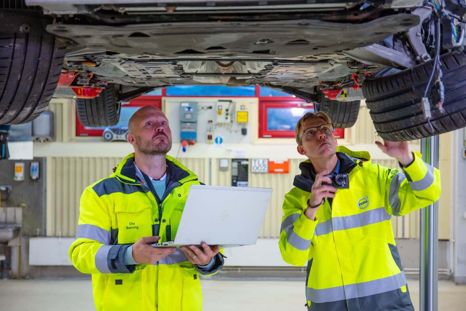 Cпециалисты Volvo Cars изучают все нанесенные повреждения в результате аварии