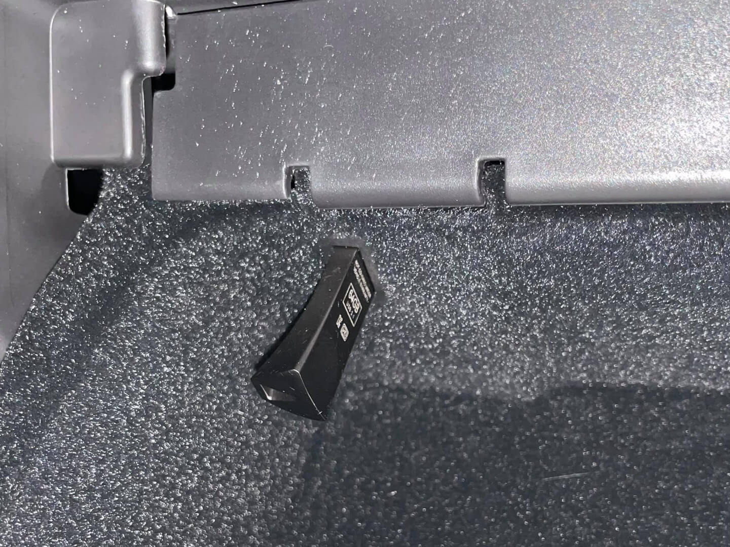 Обновленная Model Y оснащен USB-портом в перчаточном ящике и поставляется с запоминающим устройством Tesla