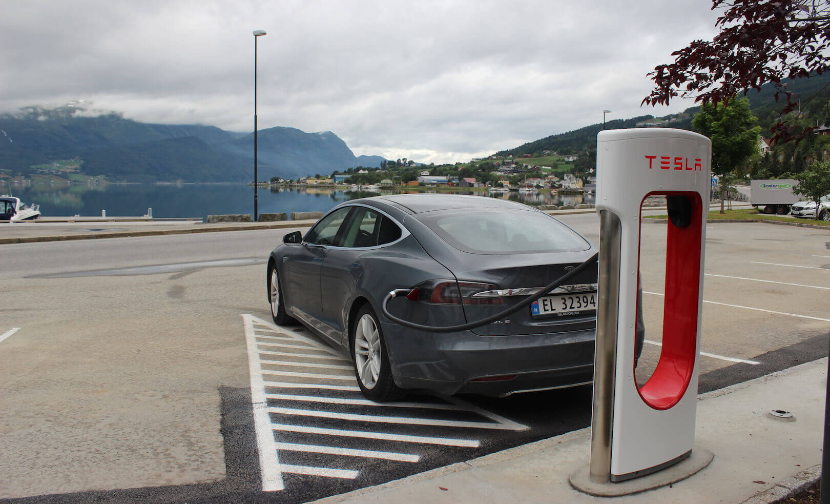 Количество зарядных устройств в сети Tesla Supercharger достигло 20 000