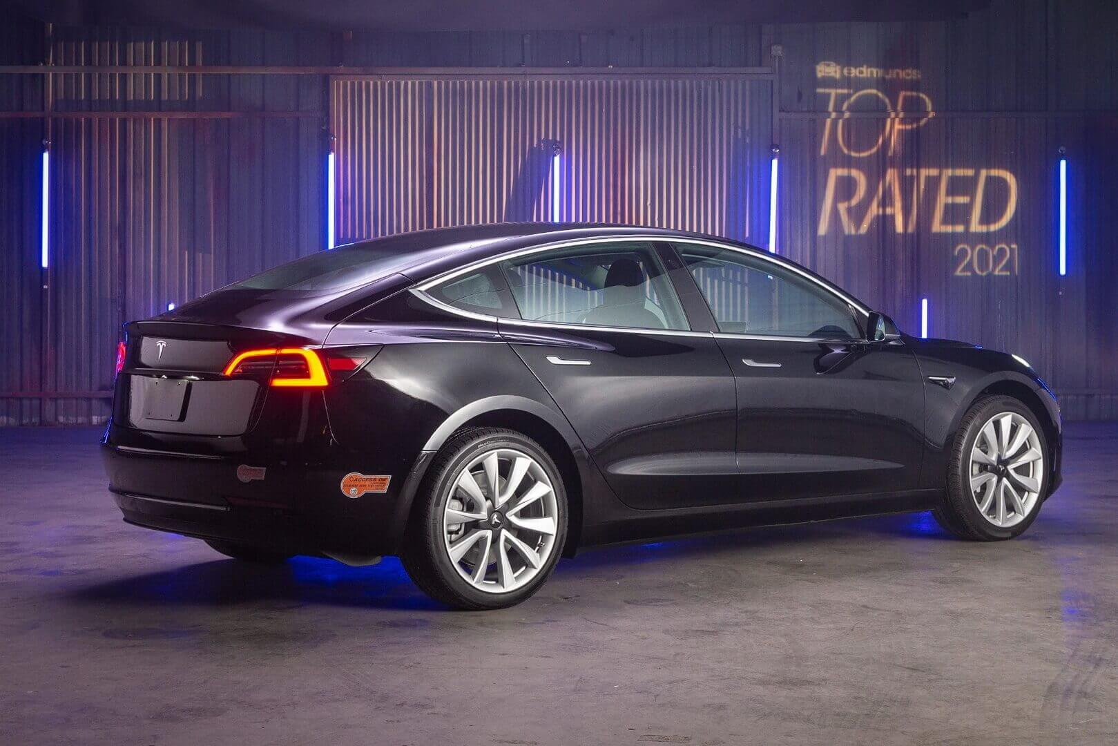 Электрический седан Tesla Model 3