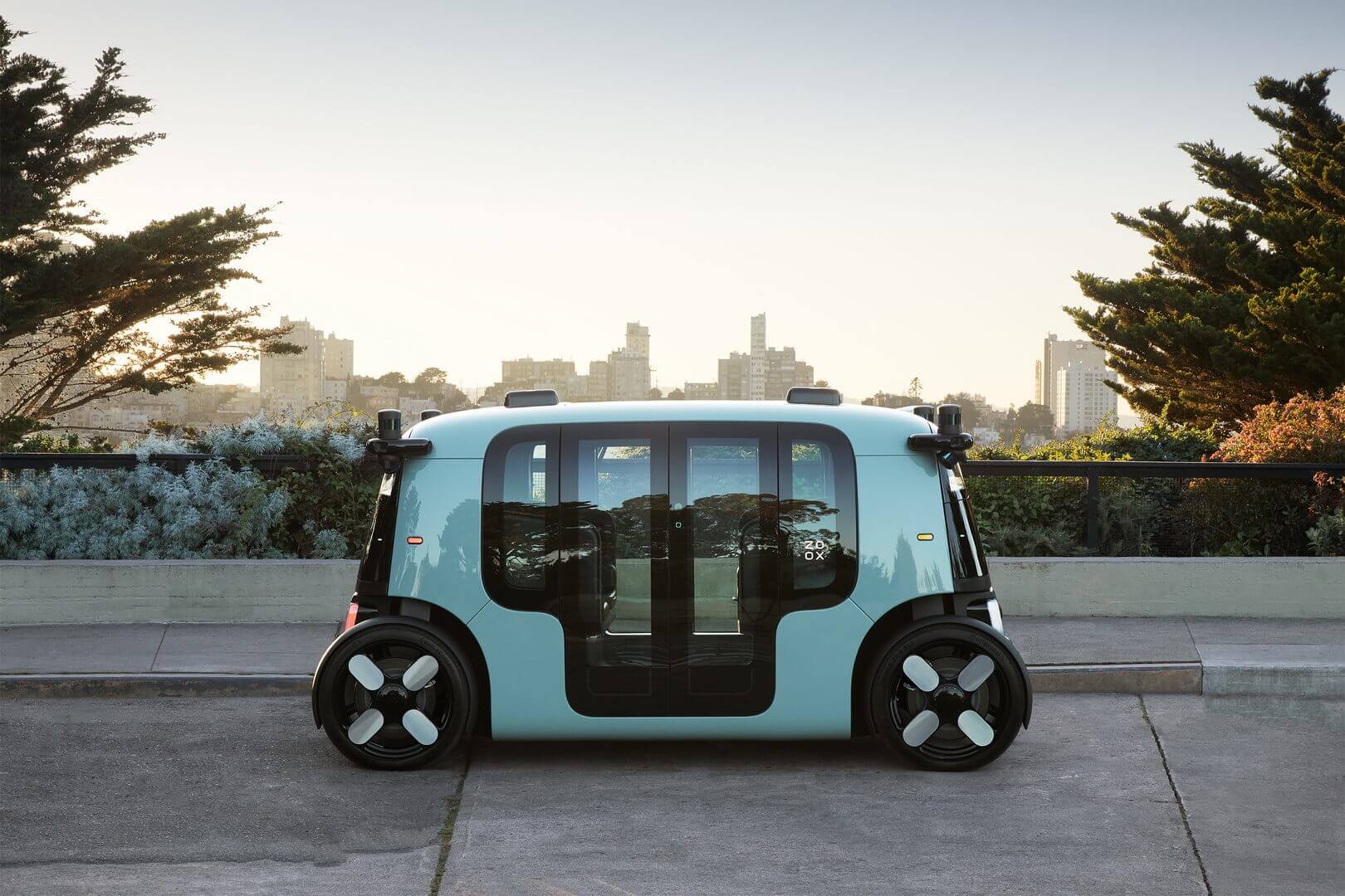 Стартап автономных транспортных средств Zoox от Amazon представил электромобиль-роботакси без руля, который может работать без подзарядки 16 часов