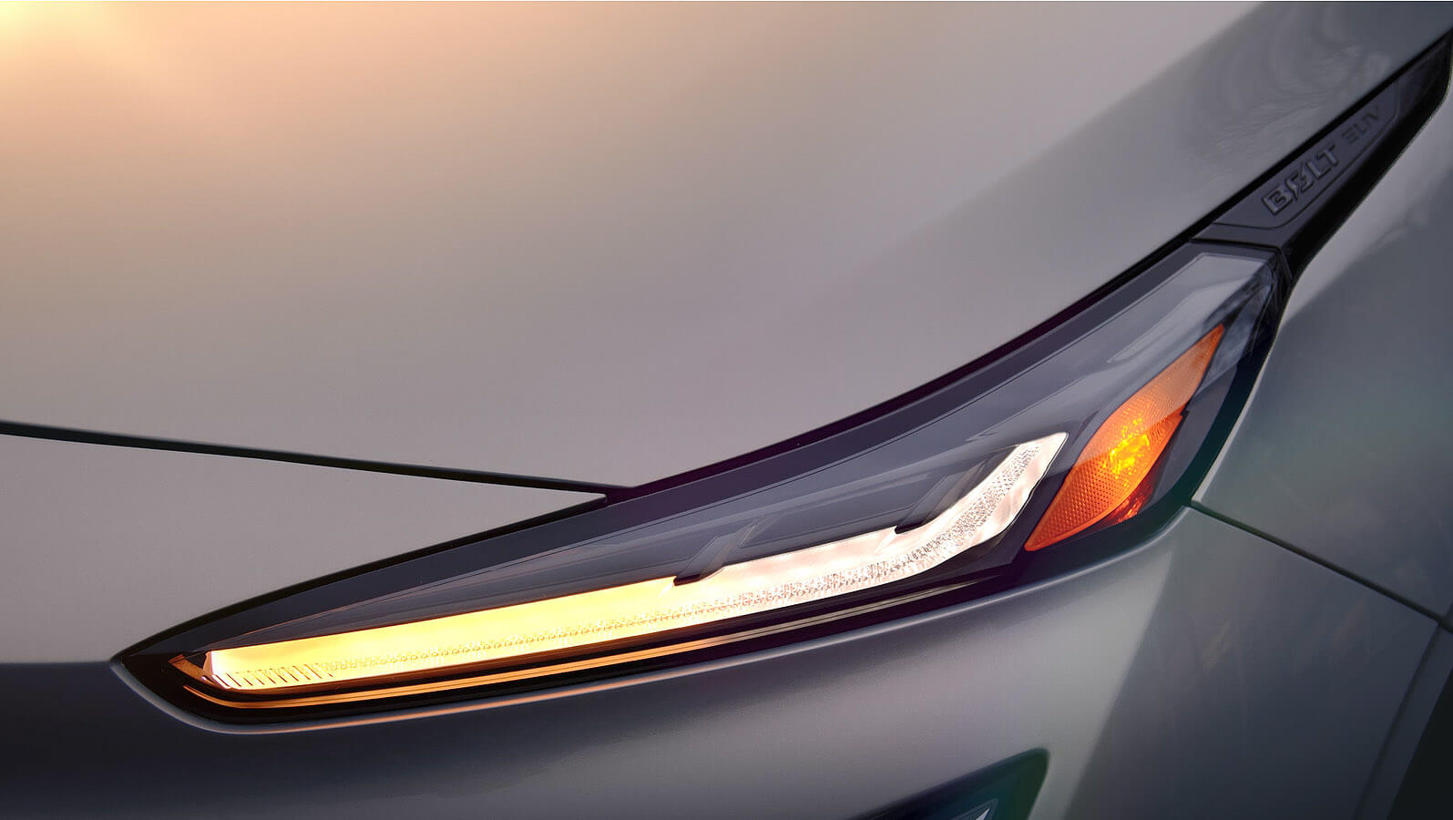 Chevrolet выпустил мини-тизер оптики электрокроссовера Bolt EUV
