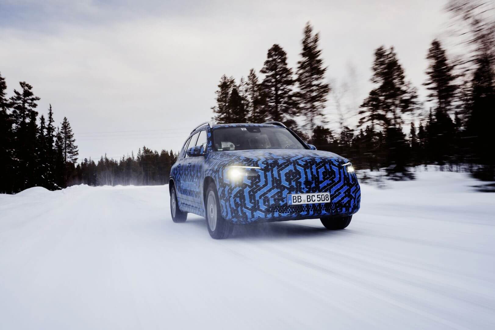 Mercedes-Benz EQB во время зимних испытаний