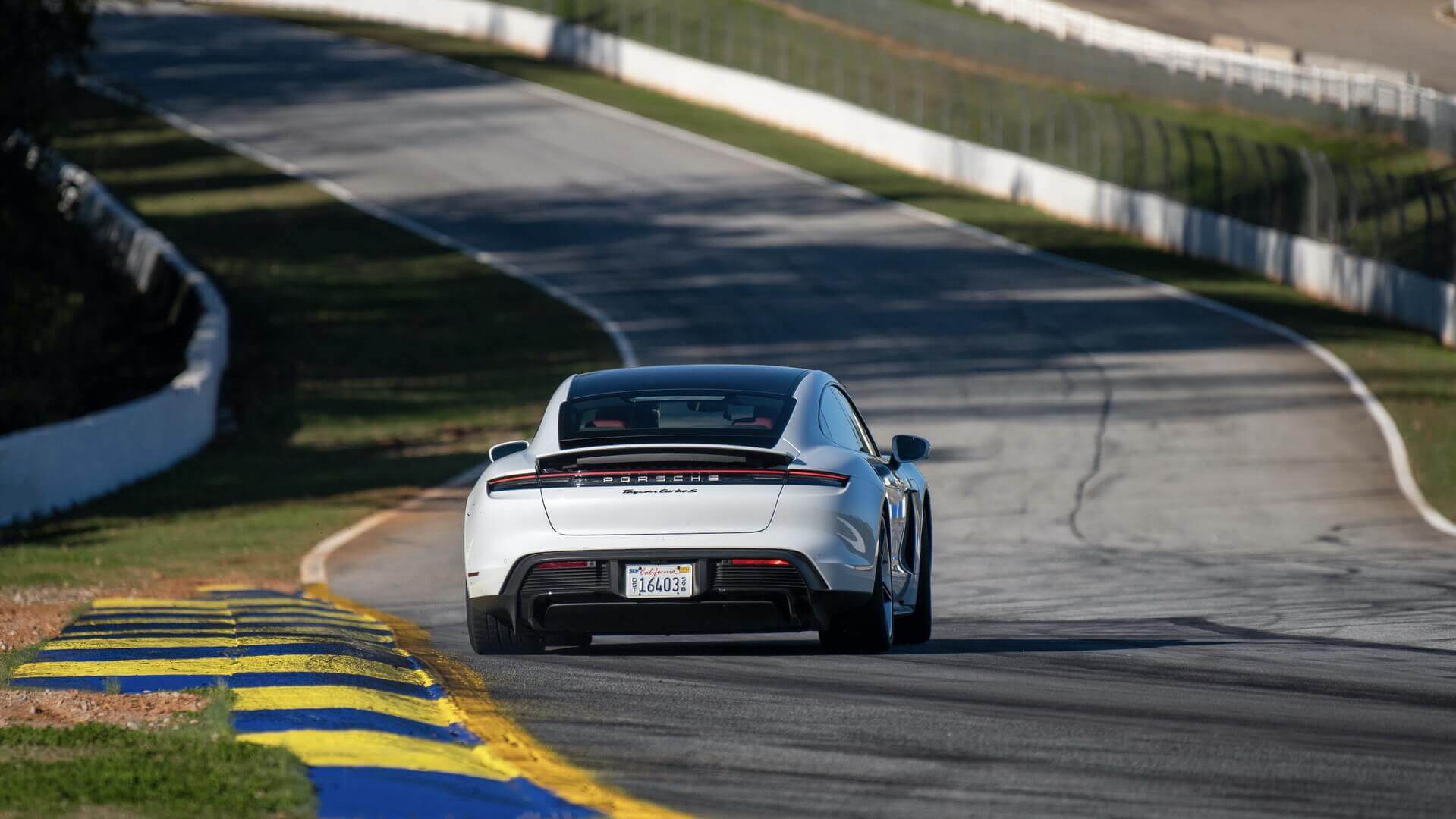 Porsche Taycan Turbo S во время прохождения легендарного гоночного трека Michelin Raceway Road Atlanta длиной 2,54 мили