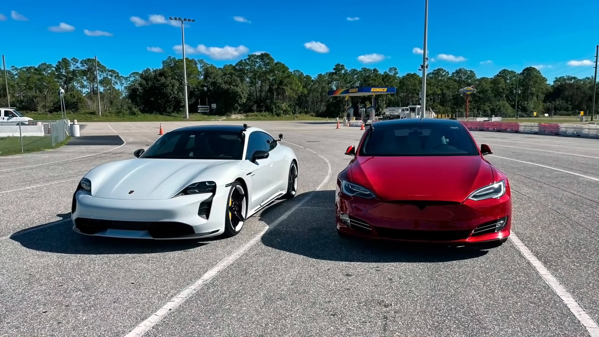 Гонка тесла против порше. Taycan Turbo s vs Tesla. Porsche Taycan Turbo s vs Tesla model s Performance. Tesla Plaid vs Porsche Taycan. Тайкан против Тесла.