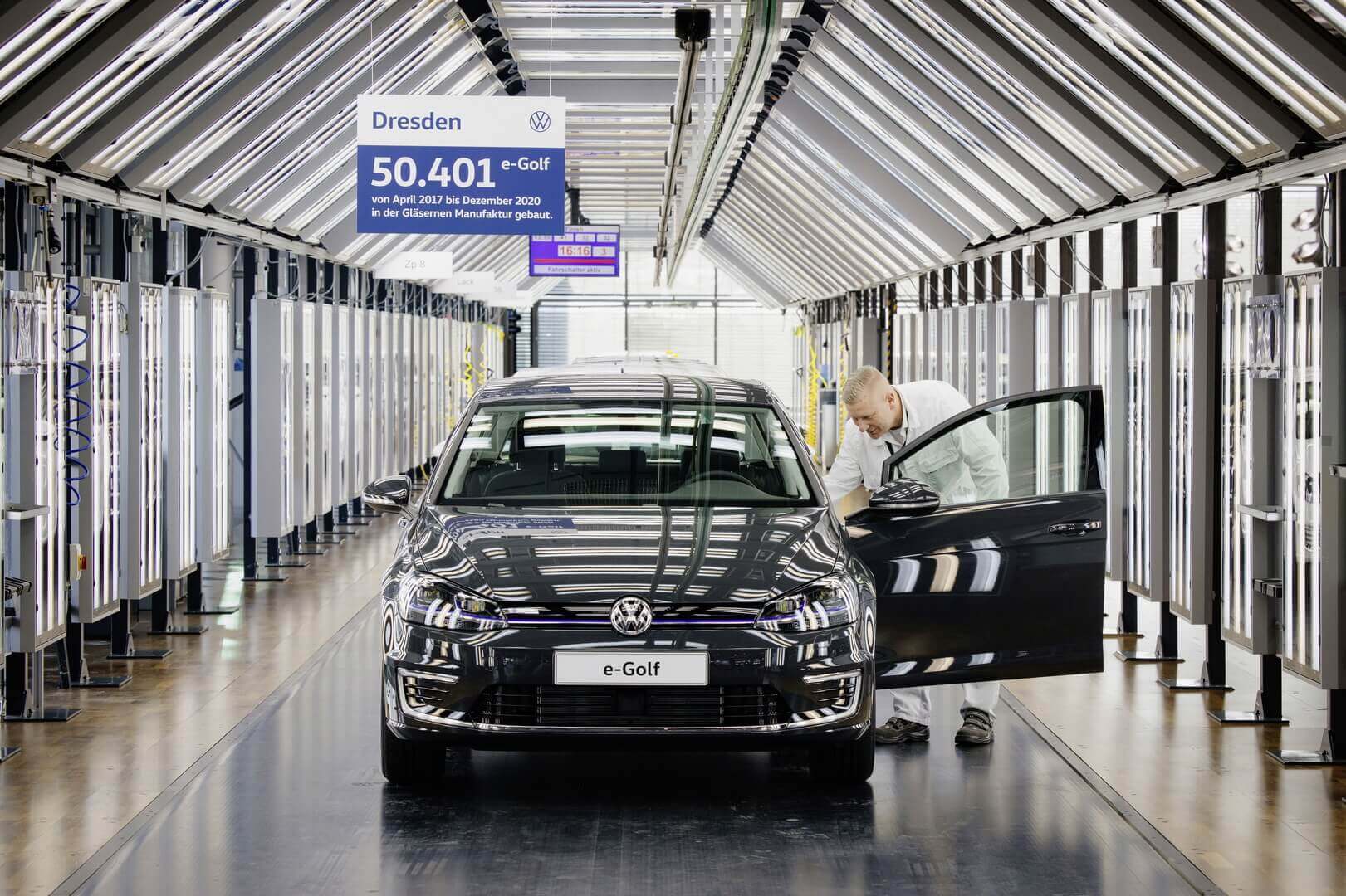 VW прощается с электрическим Golf выпустив последнюю модель