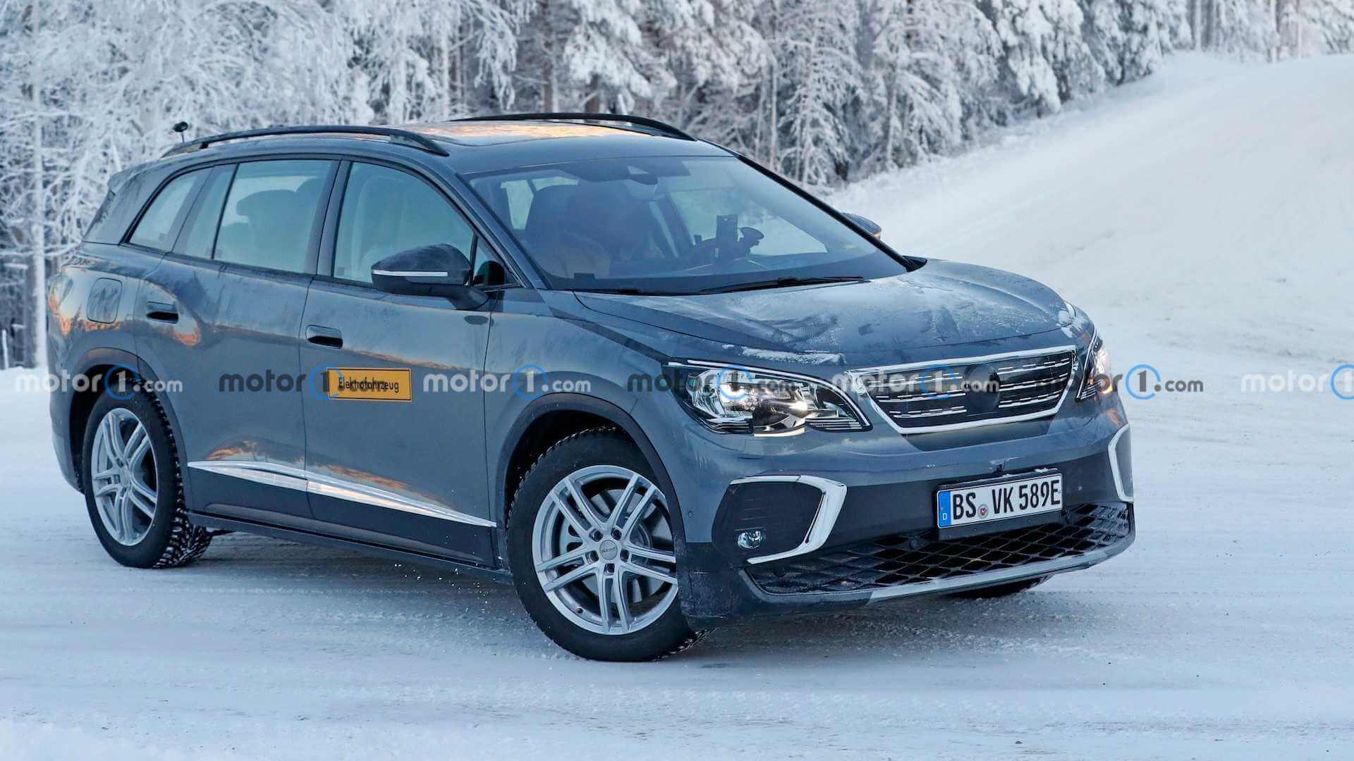 VW ID.6 выехал на зимние тесты в облике топливного конкурента