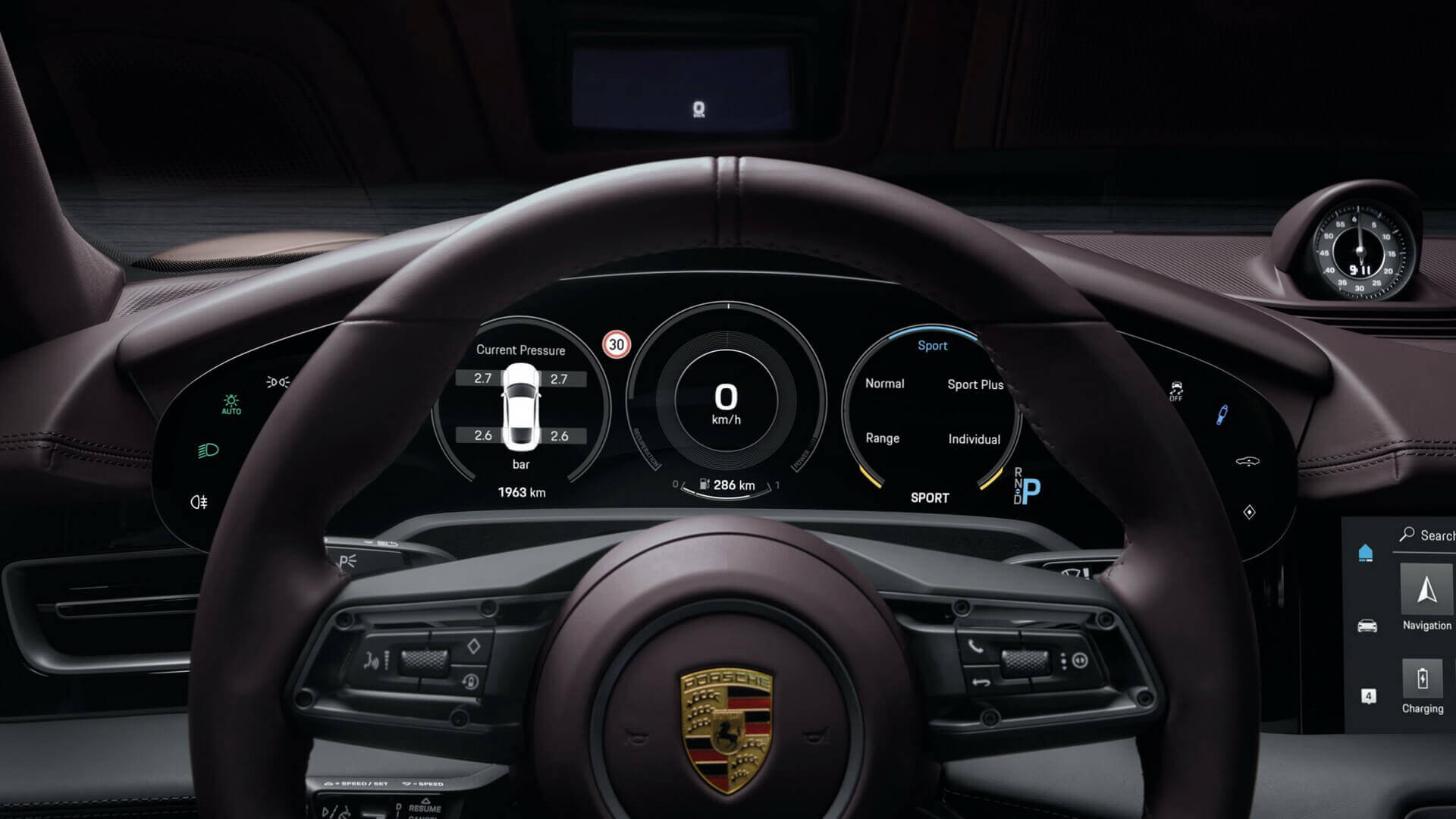 Интерьер базовой модели Porsche Taycan 