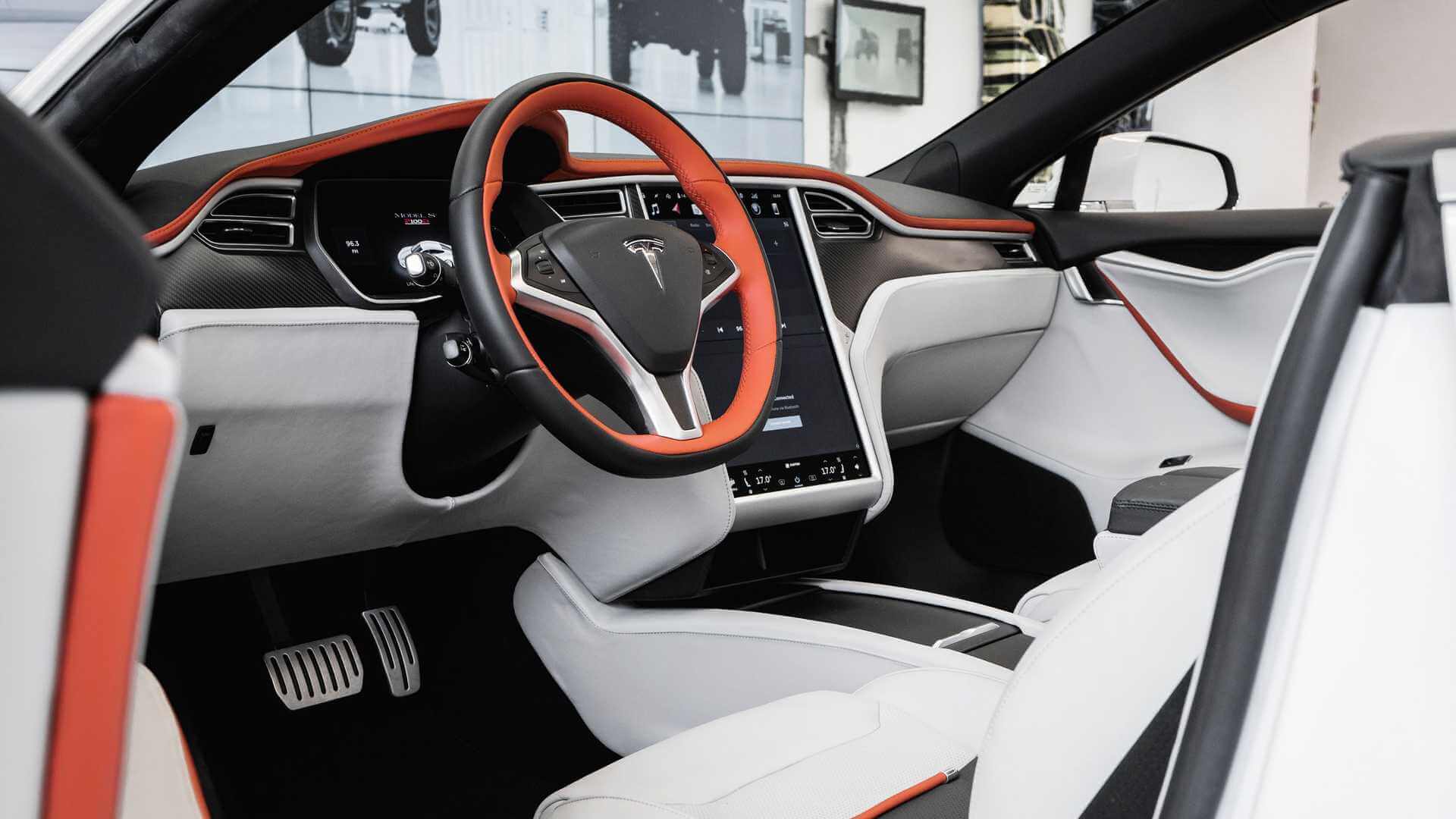 Переработанный интерьер электромобиля Tesla Model S