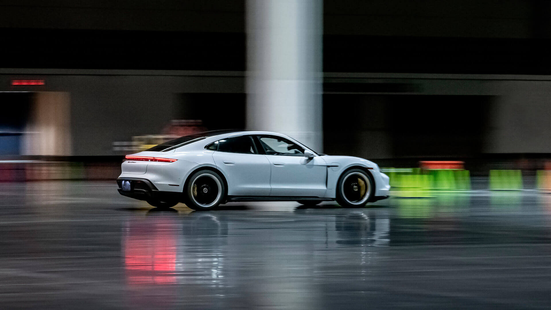 Porsche Taycan установил мировой рекорд скорости в помещении