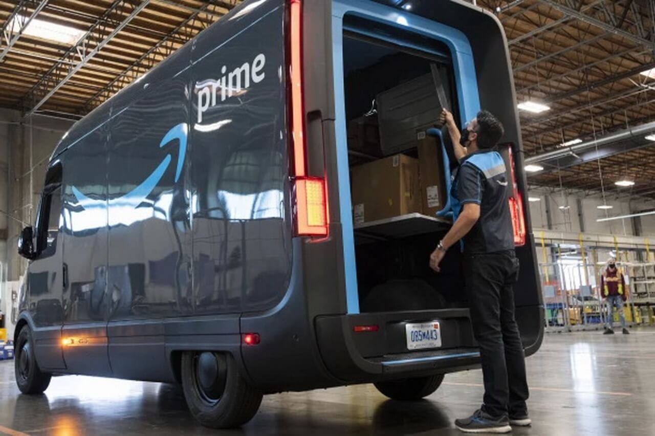 Amazon официально начал использовать электрические фургоны Rivian для доставки клиентам