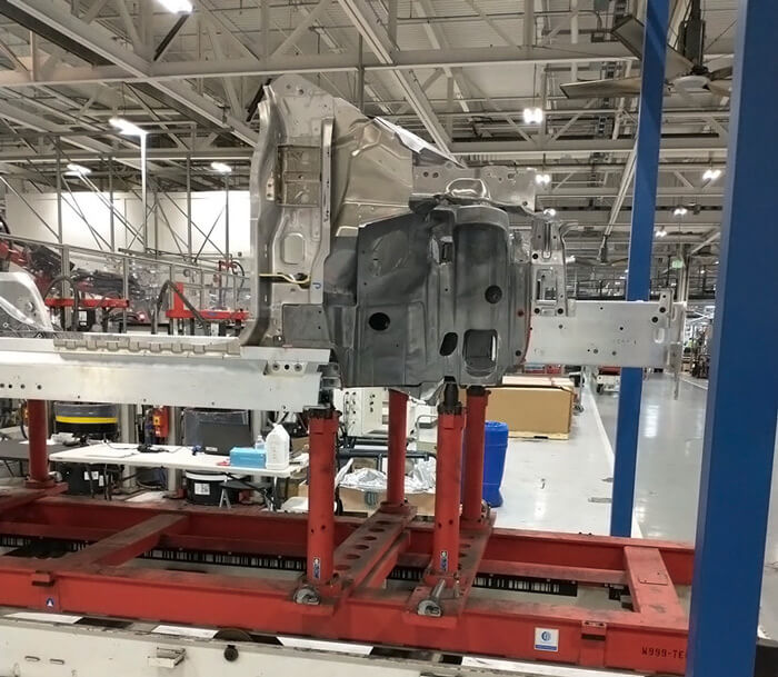 Первый взгляд на конструкции днища новых Tesla Model S и X на заводе во Фримонте