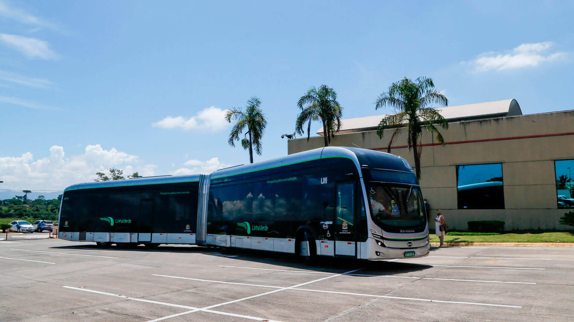 BYD представил 22-метровый сочлененный электробус с запасом хода 250 км