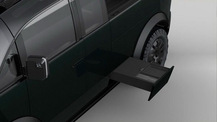 Сбоку автомобиля есть скрытая ступенька, обеспечивающая быстрый и легкий доступ к грузовой платформе. Под ступенькой находится место для хранения вещей