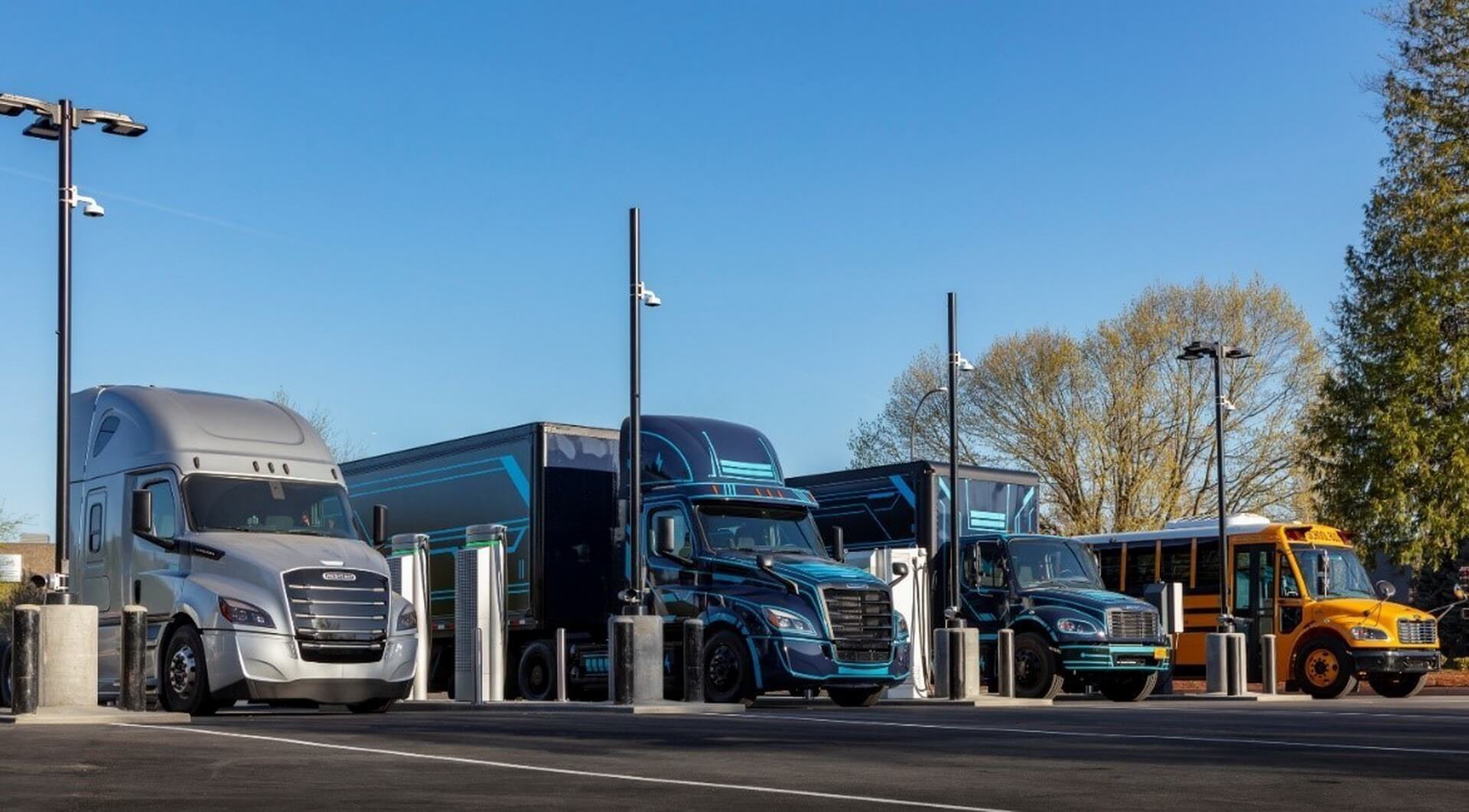 Daimler открыл первую площадку для зарядки тяжелых электрических грузовиков в США