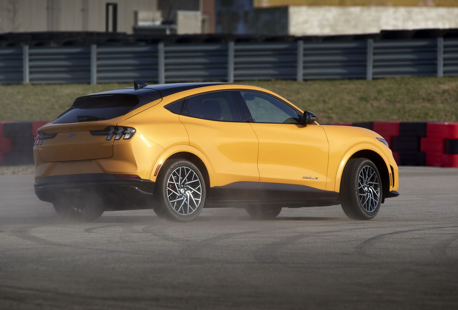 Ford представил топовые версии Mustang Mach-E