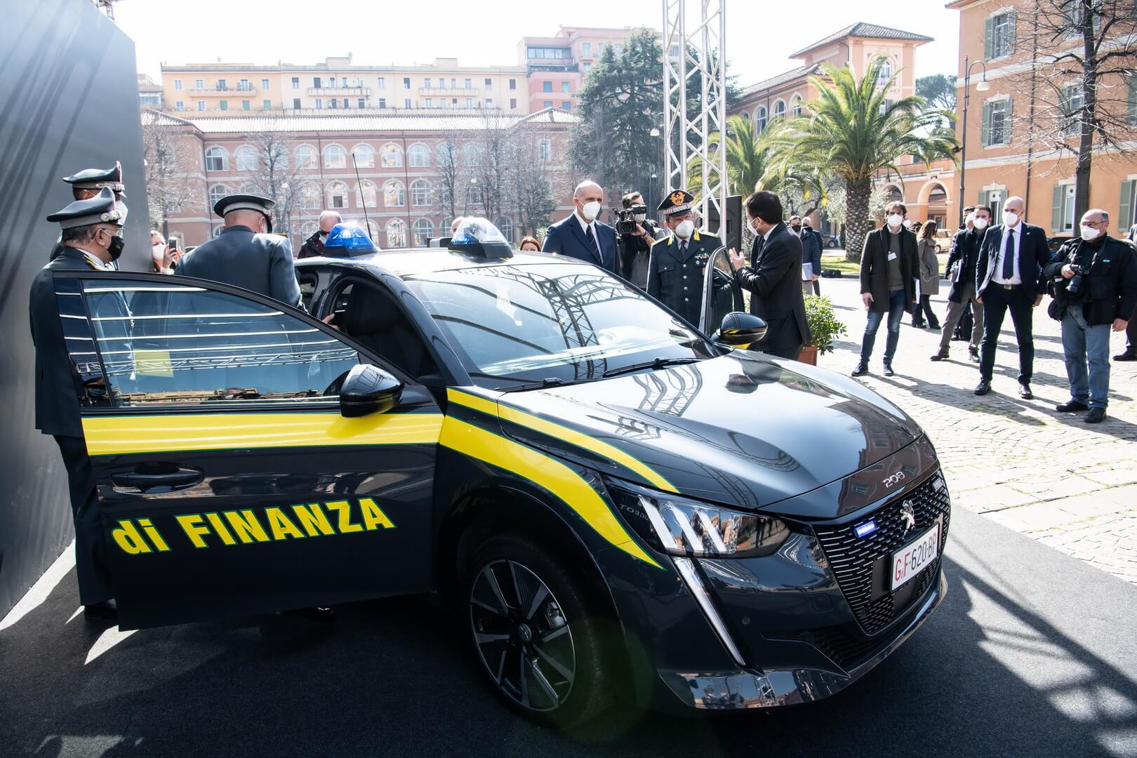 Финансовая гвардия Италии арендовала 30 Peugeot e-208