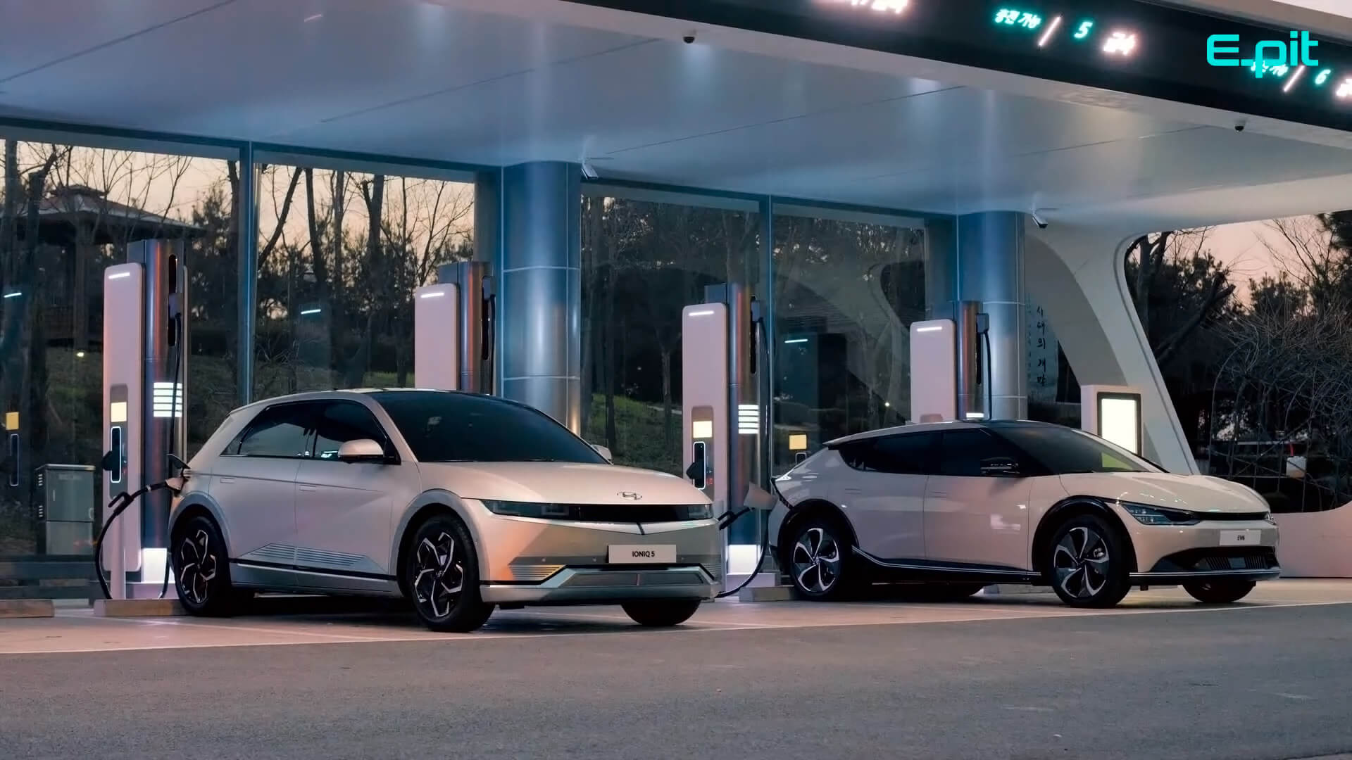 Hyundai Ioniq 5 и Kia EV6 засветились в рекламе зарядной сети E-pit