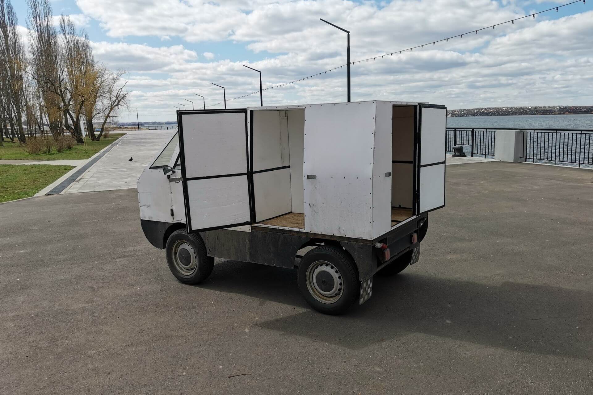 «Курьер»: 2-местный украинский электрофургон грузоподъемностью от 250 кг