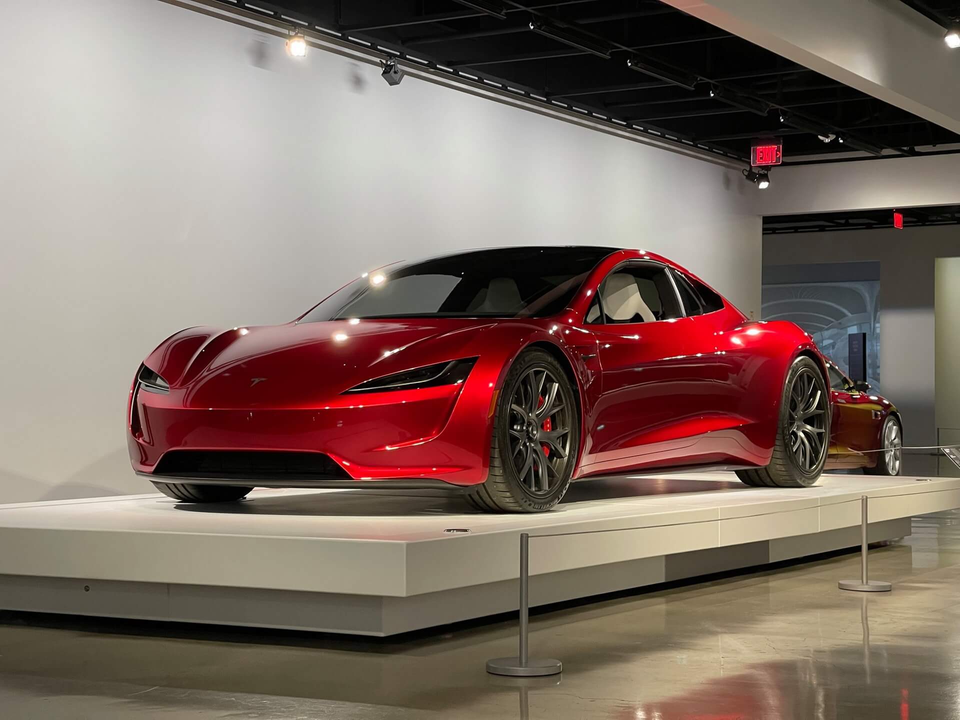 Tesla Roadster в Автомобильном музее Петерсена