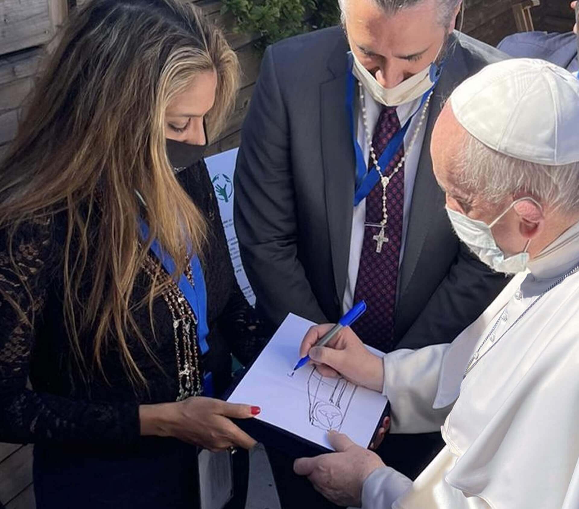 Папа Франциск получит первый электрический папамобиль от Fisker