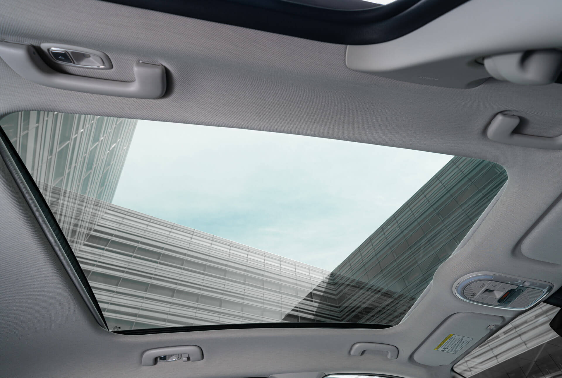 Крыша Hyundai IONIQ 5 состоит из одной большой стеклянной панели без поперечин