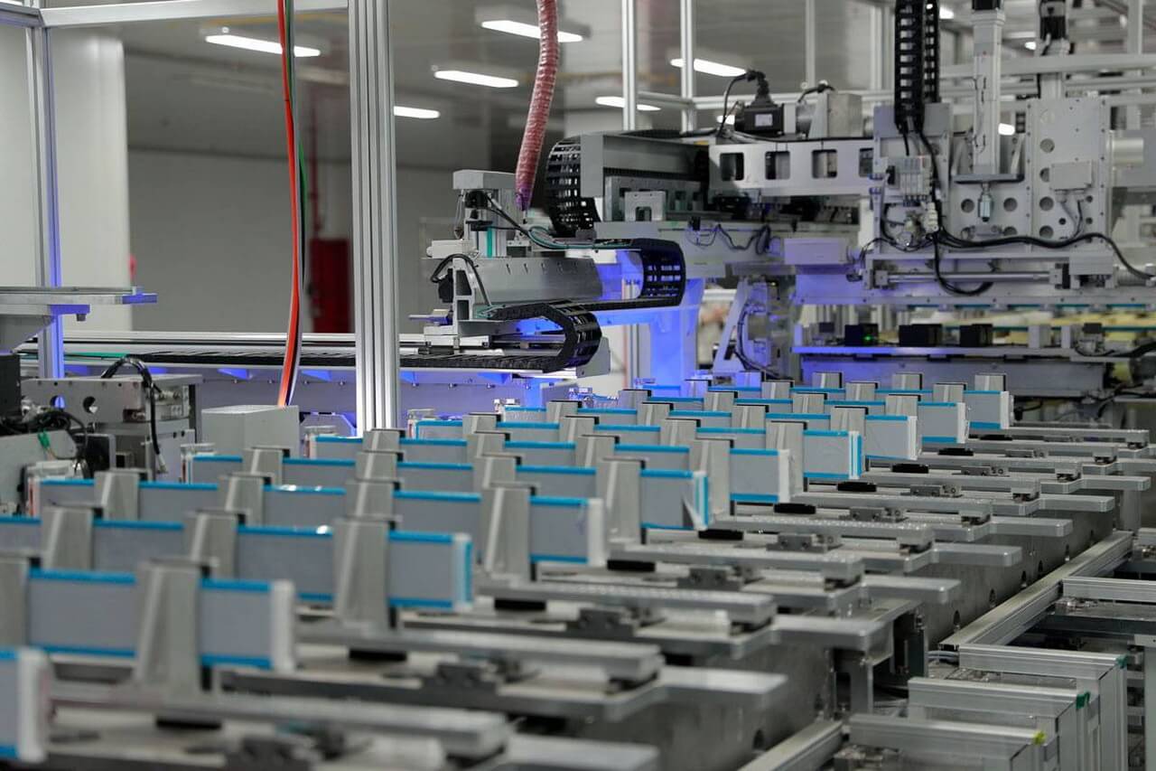 Завод по производству аккумуляторов BYD в Чунцине, Китай