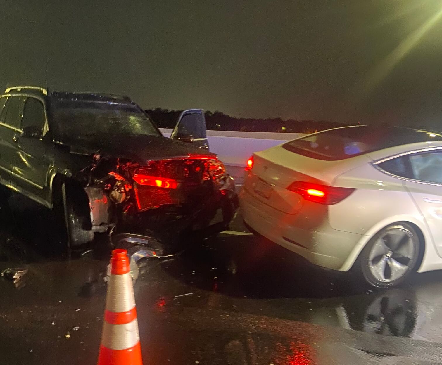 В США автомобиль Tesla Model 3 на автопилоте врезался в полицейскую машину