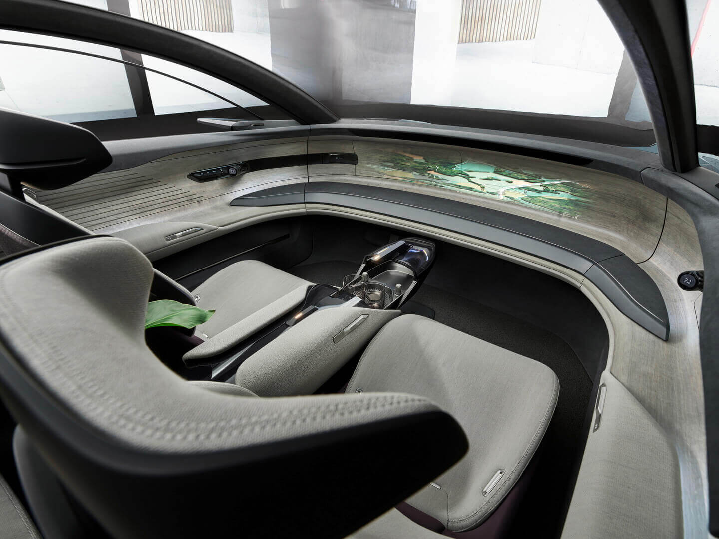 Концепт Audi Grandsphere с выдвижным рулем и цветком в салоне