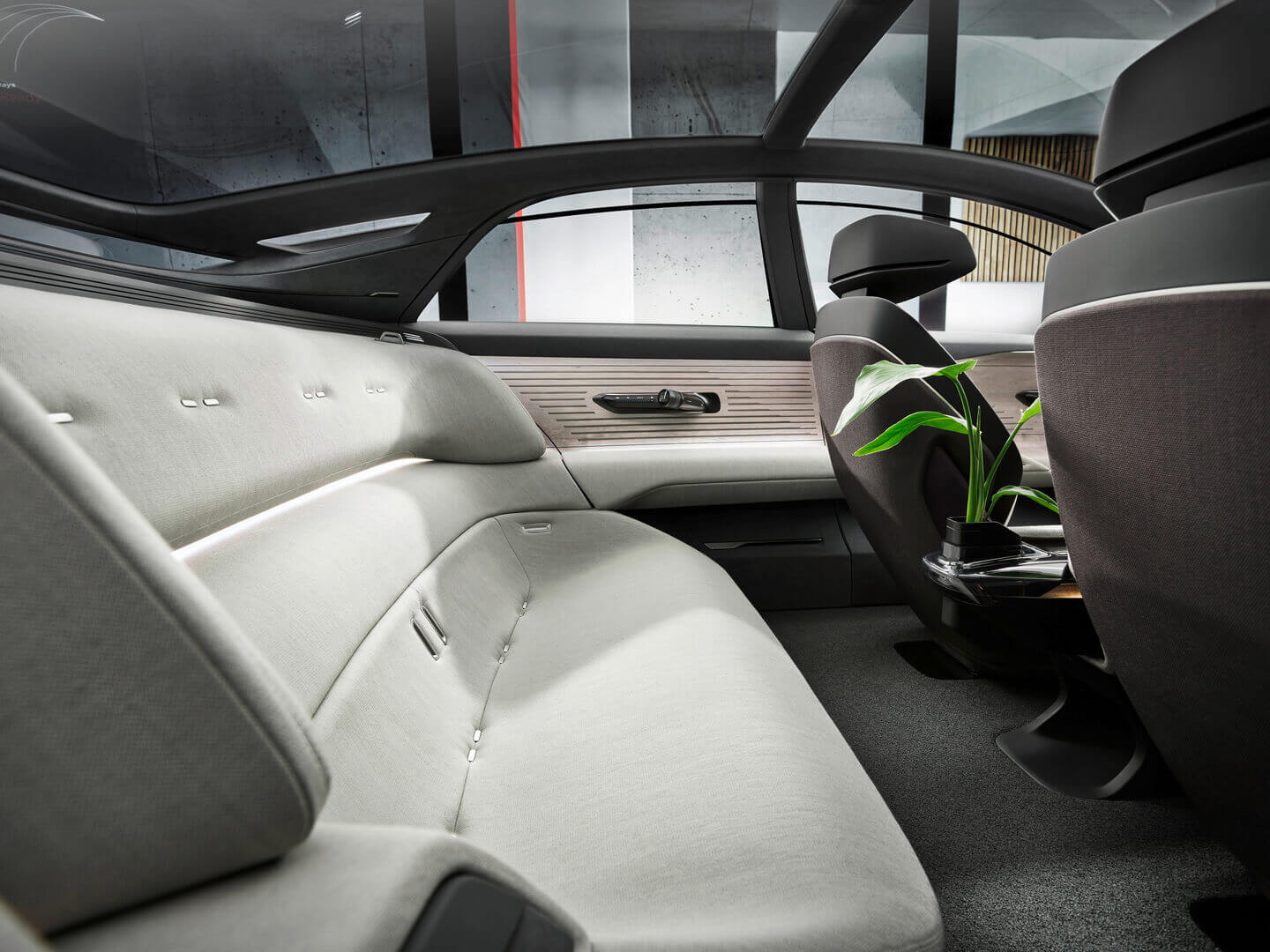Концепт Audi Grandsphere заявлен как четырехместный, при этом сзади установлен диван без разделителей