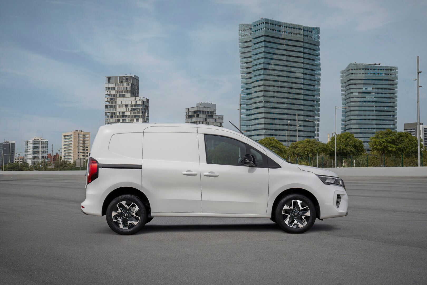 Новый электрический фургон Nissan Townstar - это обновленный Renault Kangoo