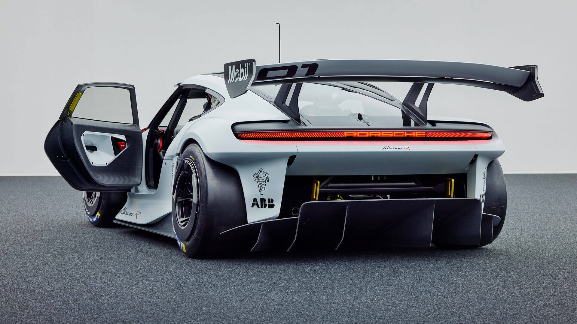 Porsche представляет концепт электрического спорткара Mission R мощностью 1088 л.с.