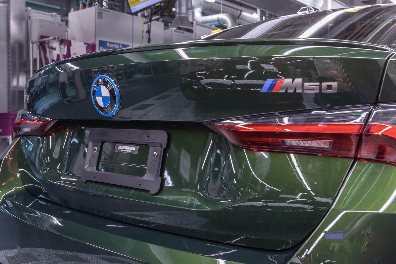 Первый серийный BMW i4 сошел с конвейера в Мюнхене