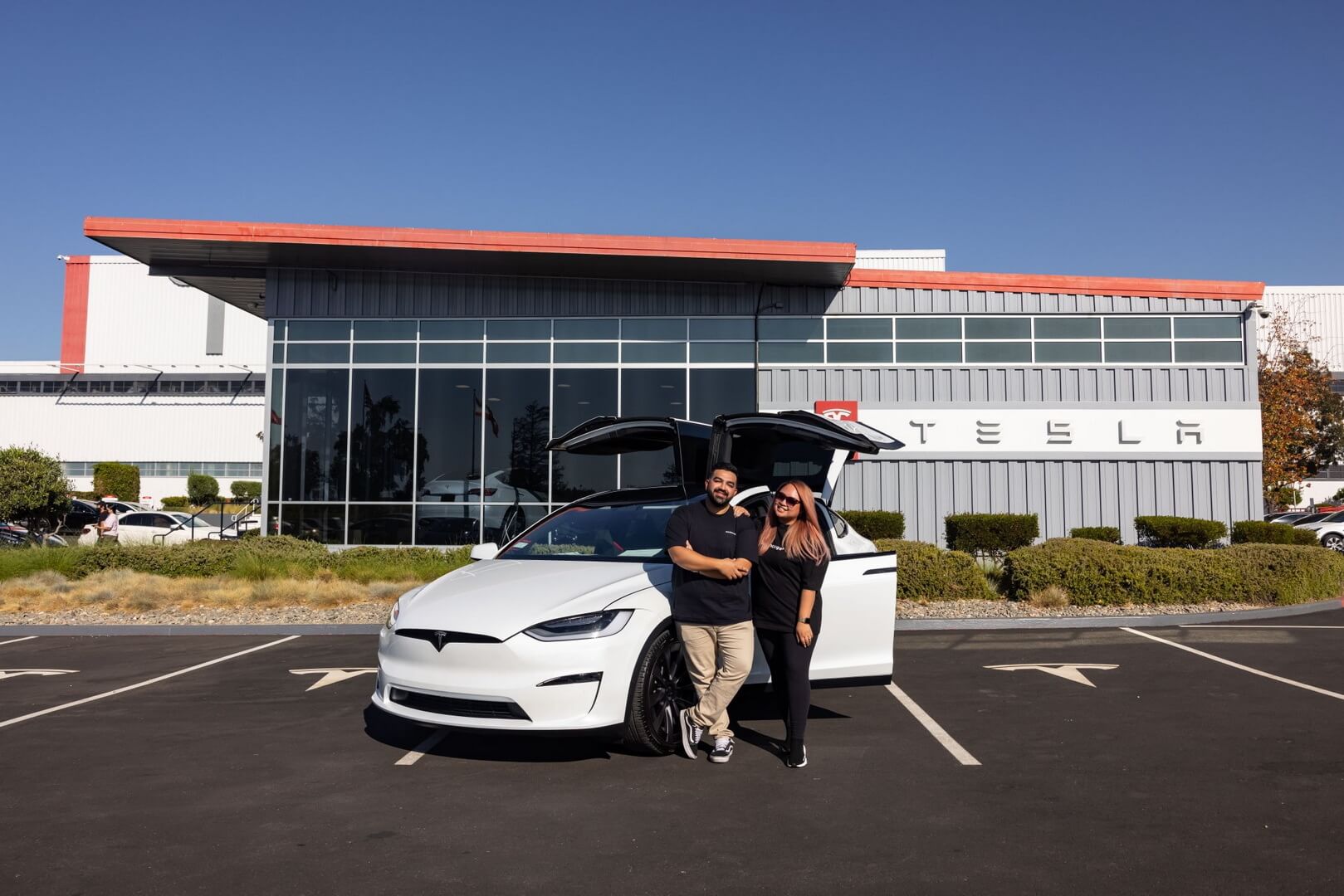 Tesla начала поставки обновленной версии своего кроссовера Model X