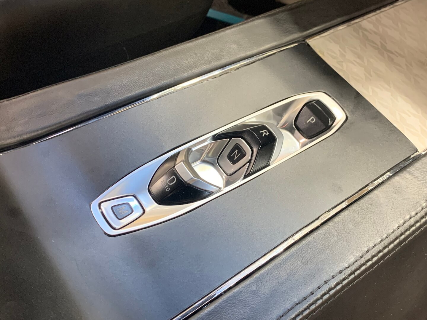 Project X позаимствовал кнопочный переключатель у Chevrolet Corvette 2021 года