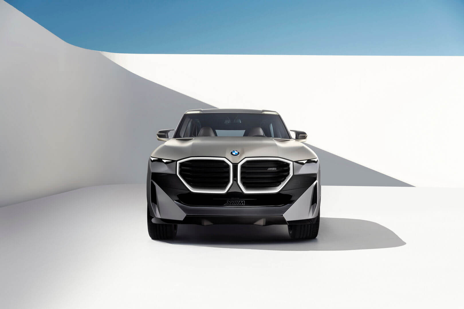 Дизайн передней части концепта BMW XM