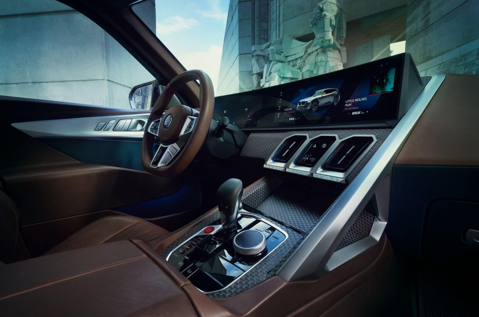 BMW Concept XM включает пользовательский интерфейс BMW iDrive нового поколения