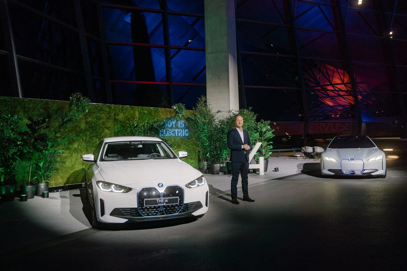 BMW начинает поставки электромобилей i4 покупателям