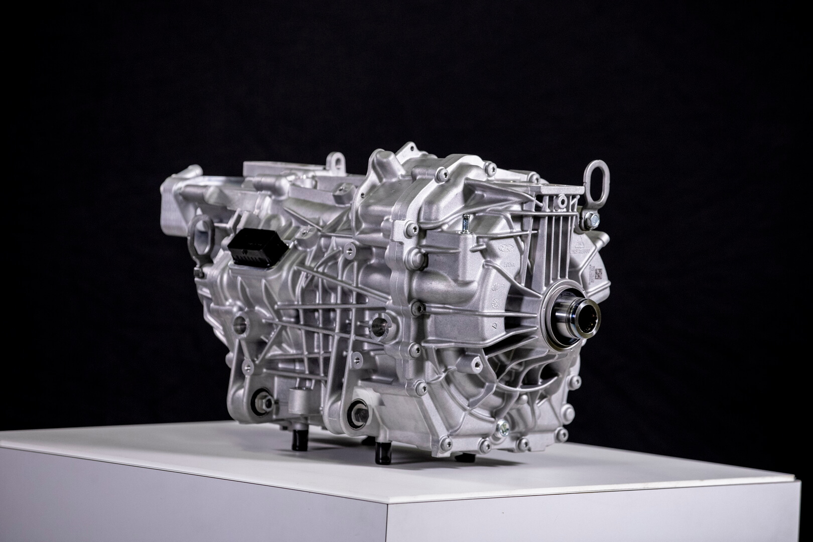 Созданный на базе тягового двигателя Mach-E GT, Eluminator мощностью 281 л.с. сейчас продается по цене $3 900
