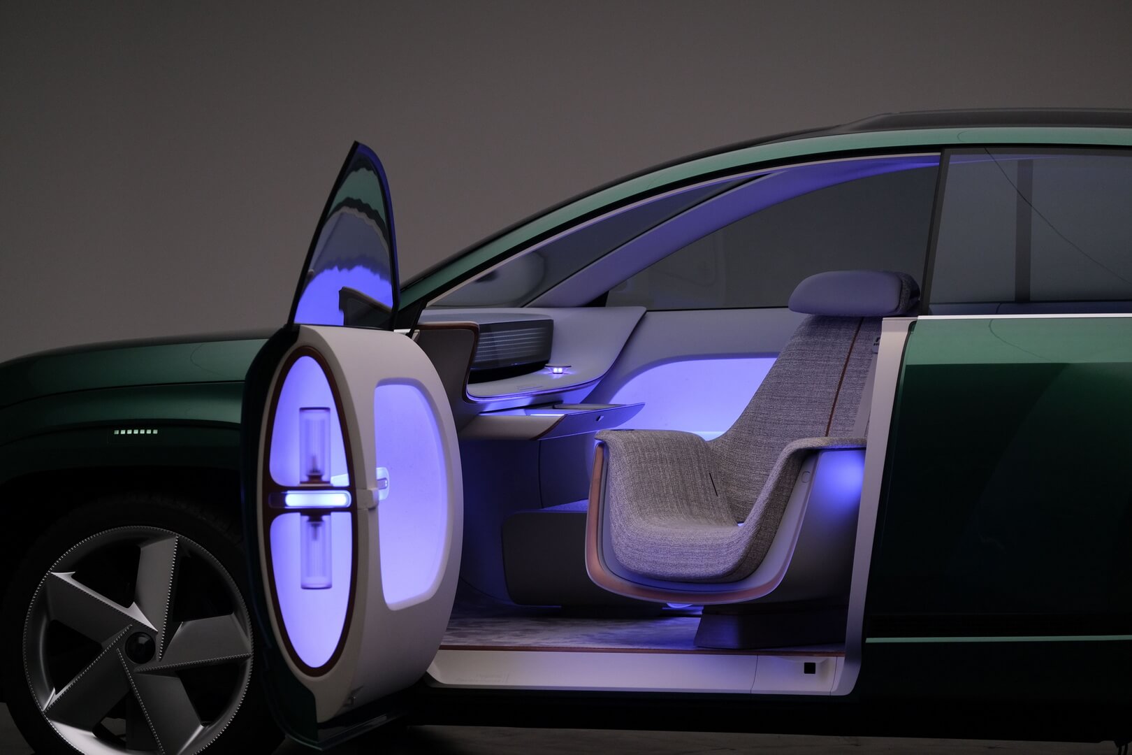 Сияние фонарей, интегрированных в дверь электромобиля Hyundai IONIQ SEVEN