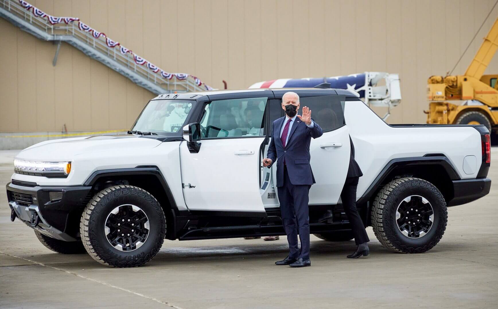 Президент Джо Байден тестирует пикап GMC Hummer EV