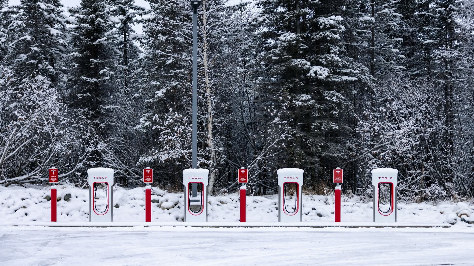 Tesla расширяет сеть Supercharger до Аляски