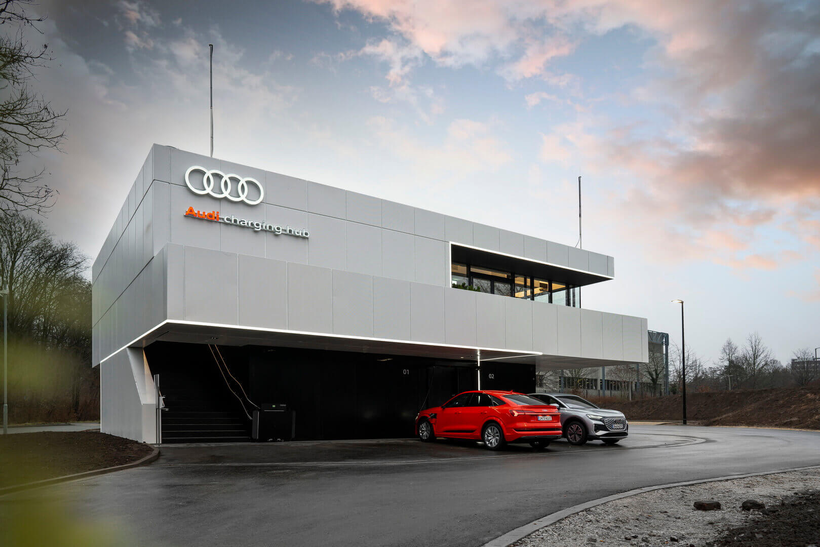 Audi открывает уникальную концепцию зарядного хаба в Германии