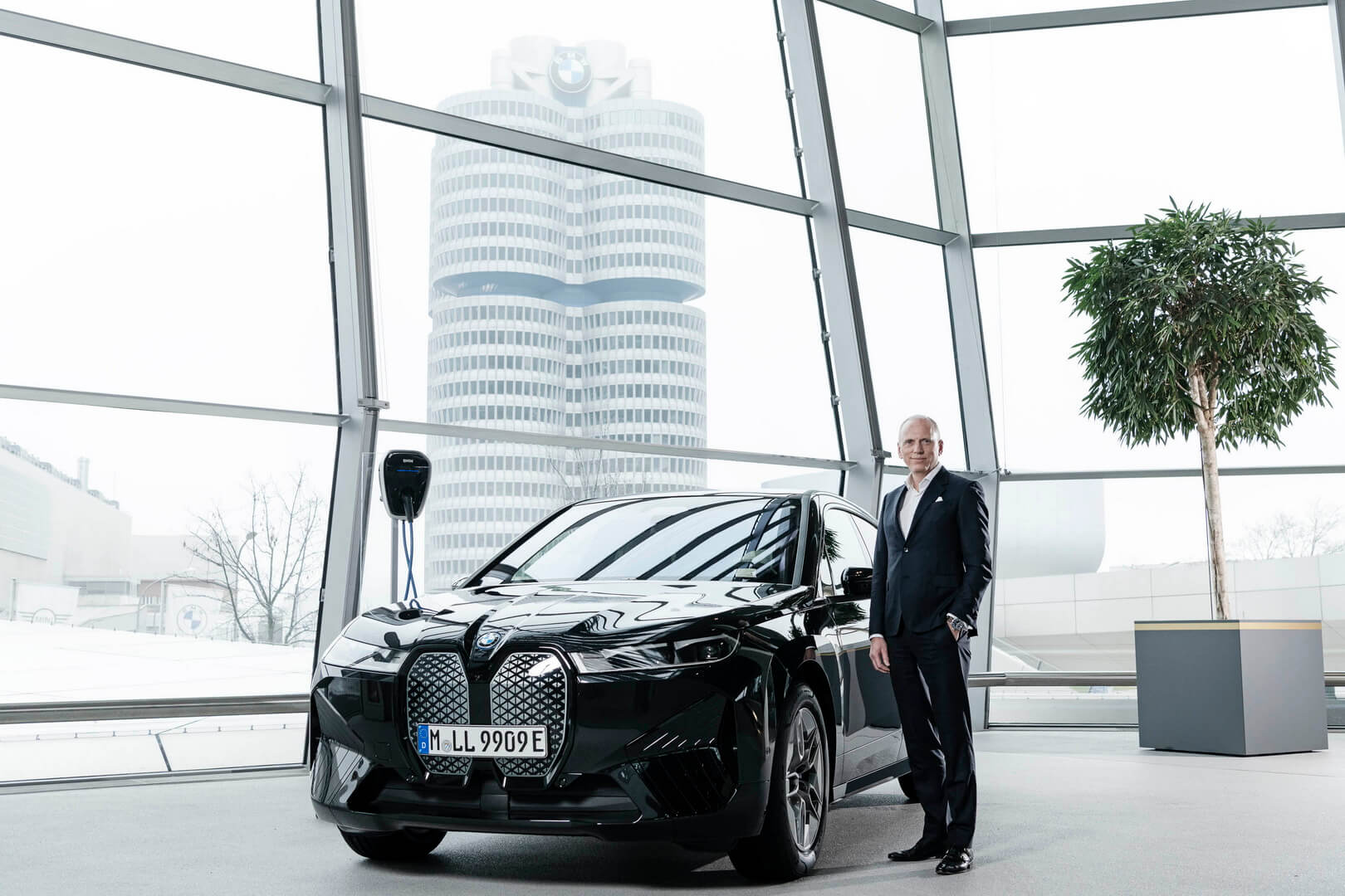 Флагманский BMW iX стал миллионным электрифицированным автомобилем